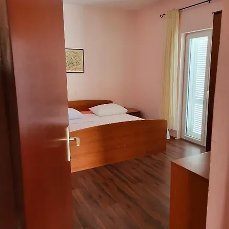 Apartment Raslina 아파트 *