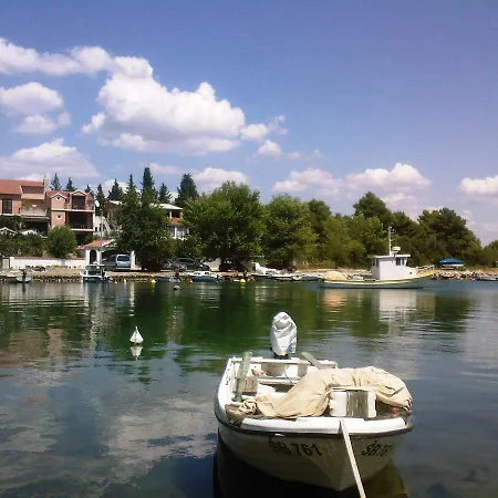 Apartment Raslina 아파트 *